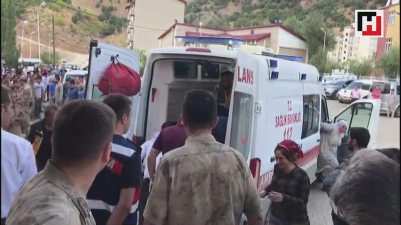 Bitlis'in Hizan ilçesinde köy minibüsü şarampole devrildi