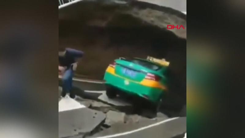 Çin'de çöken yol, taksiyi yuttu