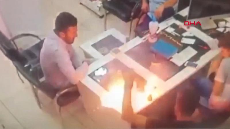 Tamir edilen cep telefonunu böyle patladı