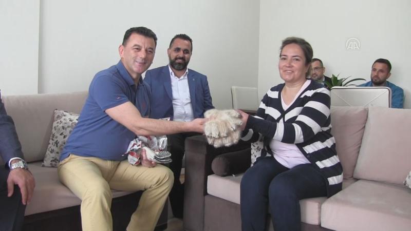 "Raynaud fenomeni" hastası tiftik eldivenlerine kavuştu