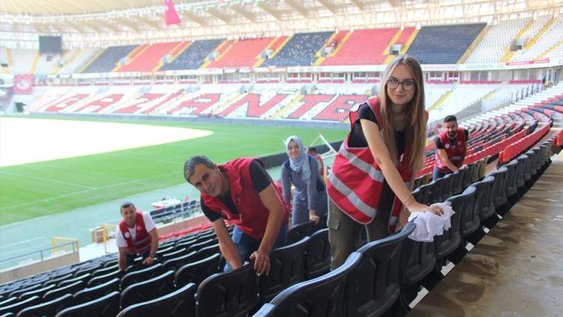 Gaziantep'te gönüllü gençler Kalyon Stadı'nı temizledi