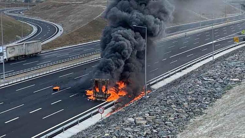 Kuzey Marmara Otoyolunda TIR dorsesi yandı