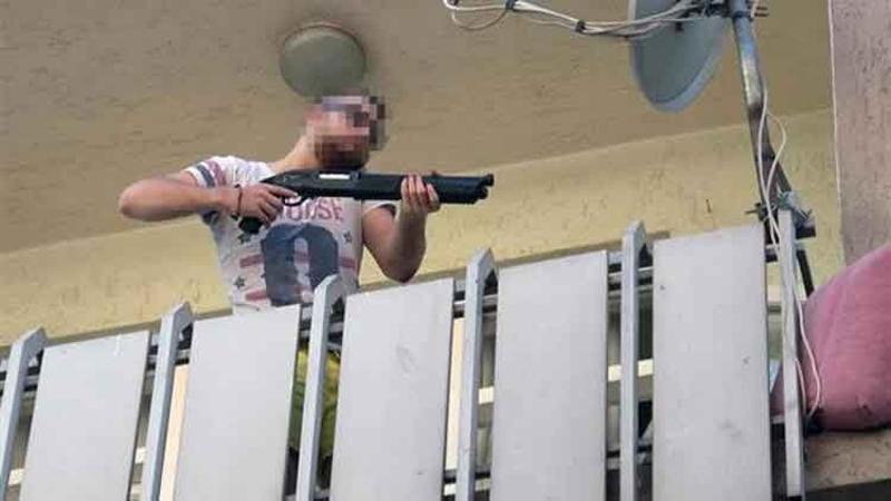 Dışarı çıkmak isteyen annesi ve kız kardeşini pompalı tüfekle rehin aldı