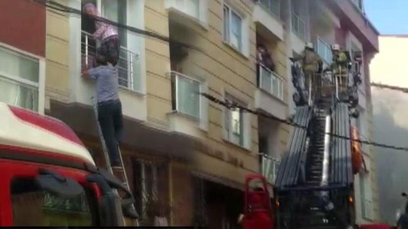 Esenyurt’ta 4 katlı binada bulunan bir dairede yangın çıktı