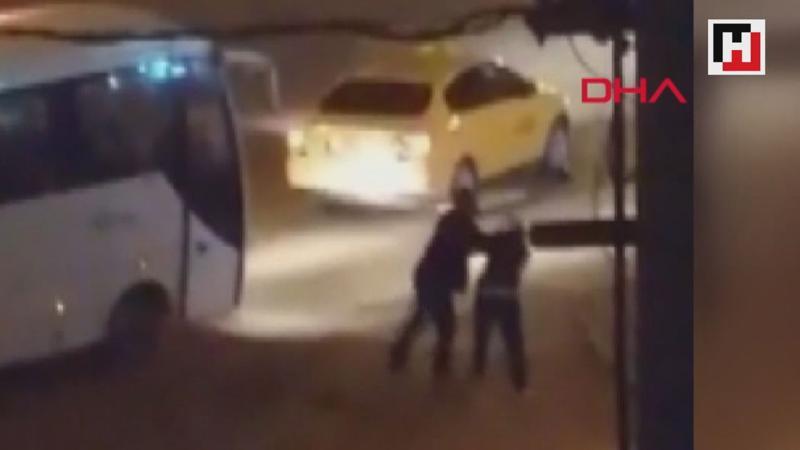 Taksici, aracının aynasını kıran kadını darp etti