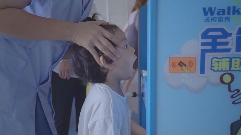 Robot doktor 'Robo Doc' çocuklara sağlık taraması yapıyor