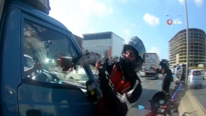 E-5 Karayolu’nda motosikletli maganda kamyonetin aynasını kırdı