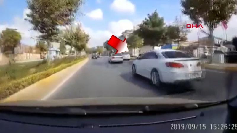 Makas atarak yarışan araçların kazası kamerada