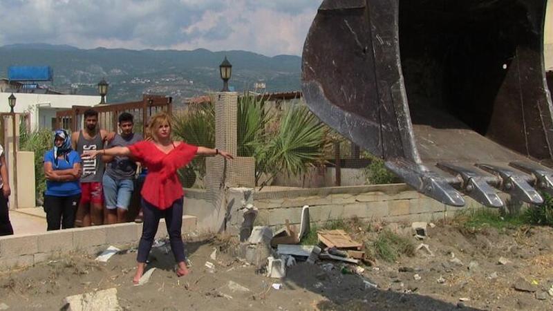 Hatay'da görüntü kirliliği oluşturan yapıların yıkımında arbede
