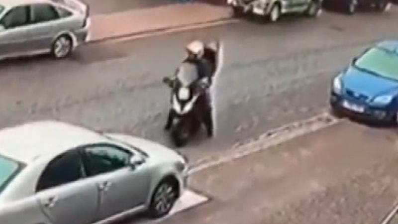 Motosikletli, diğer 3 hırsıza böyle karşı koydu