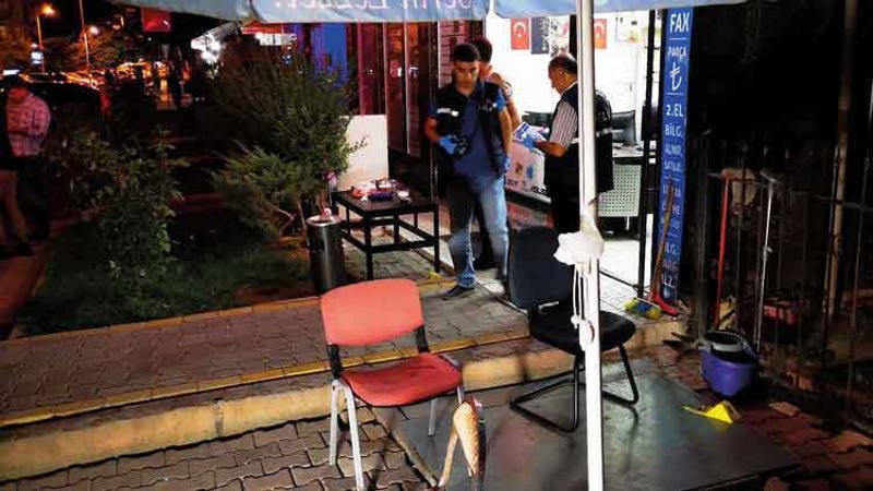 Kafede oturanlara otomobilden ateş açıldı