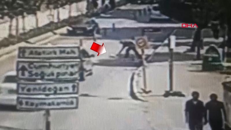 Aracının üzerinde unuttuğu altın dolu çanta yola düştü