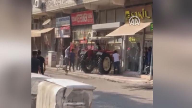 Hasmının dükkanına traktörle girdi