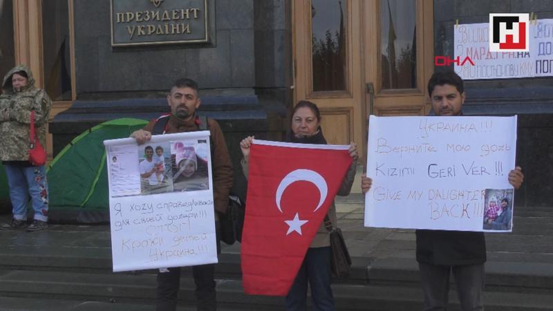 Ukrayna'da Türk babalardan, Başkanlık binası önünde protesto