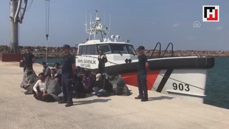Botları batan düzensiz göçmenleri Sahil Güvenlik kurtardı