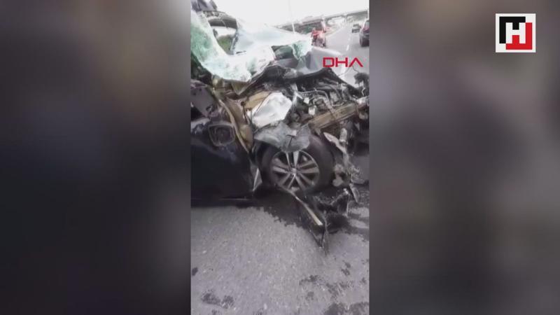 Minibüs hafriyat kamyonuna çarptı; 1'i kadın 2 ağır yaralı