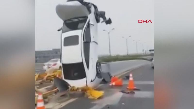 Çin'de akılalmaz kaza Refüje çarpan otomobil dik durdu