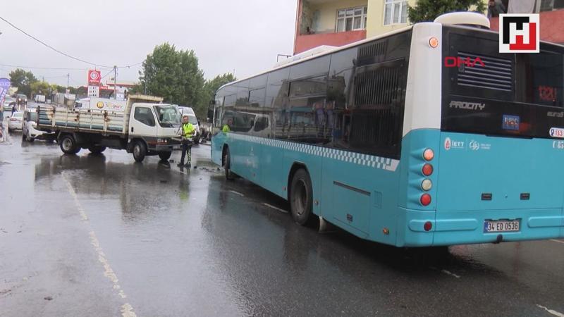 Sultanbeyli'de kamyonet ile özel halk otobüsü çarpıştı