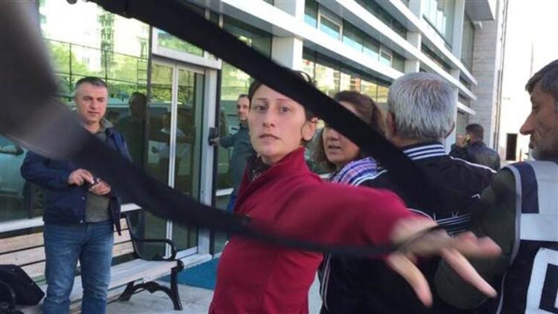 Yakalanan firari kadın, gazetecilere çanta fırlattı