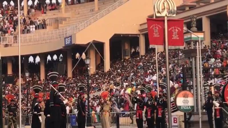 Pakistan-Hindistan askerleri hergün bayrak indirme töreni için karşı karşıya