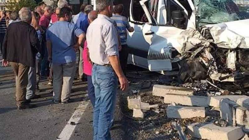 Trabzon'un Araklı ilçesinde öğrenci servisi ile iş makinesi çarpıştı