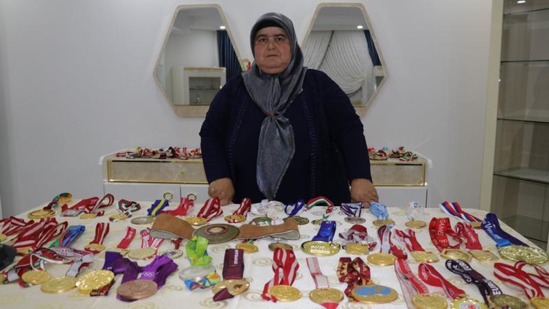 Şampiyonun madalyaları annesine emanet