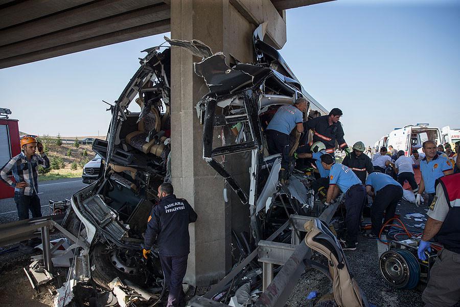Son dakika&hellip; Ankara�da otobüs kazası&hellip; Ambulanslar olay yerine gidiyor
