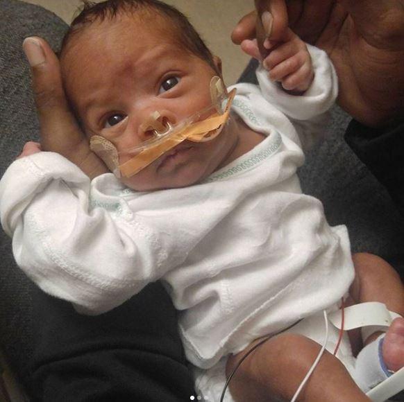 Hastaneye yetişemeyince arabada doğum yaptı&hellip; Bebeğini