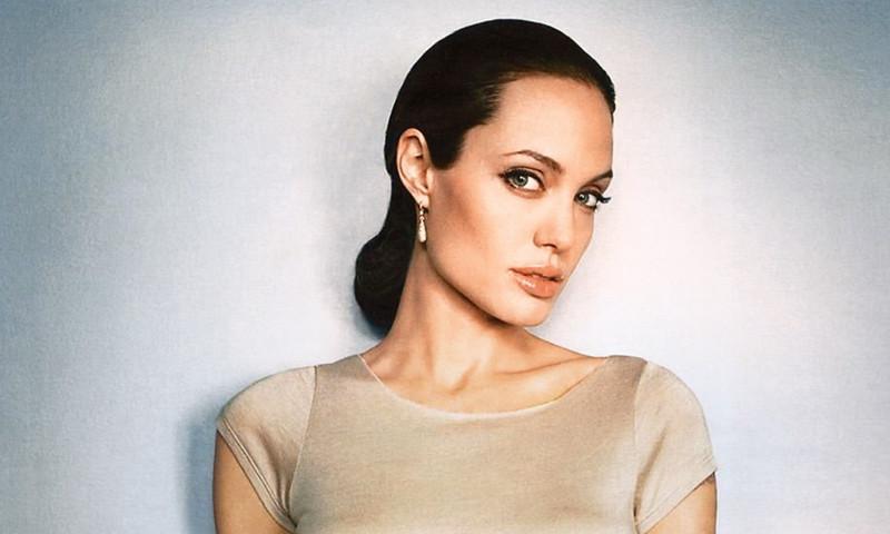 Angelina Jolie yanağı hayal değil