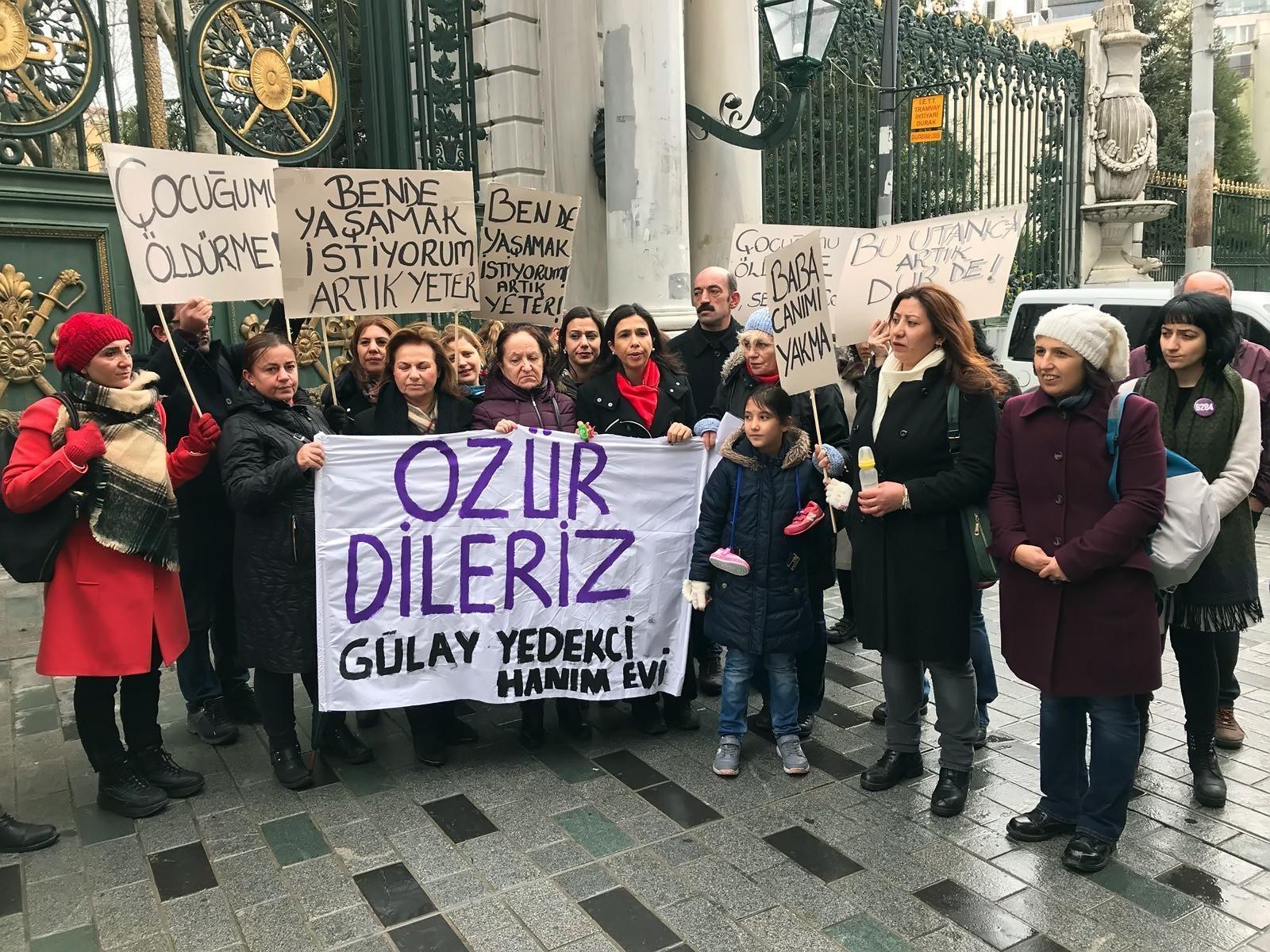 Kadınlar, kadına şiddeti ve çocuk cinayetlerini protesto Kadınlar, kadına şiddeti ve çocuk cinayetlerini protesto