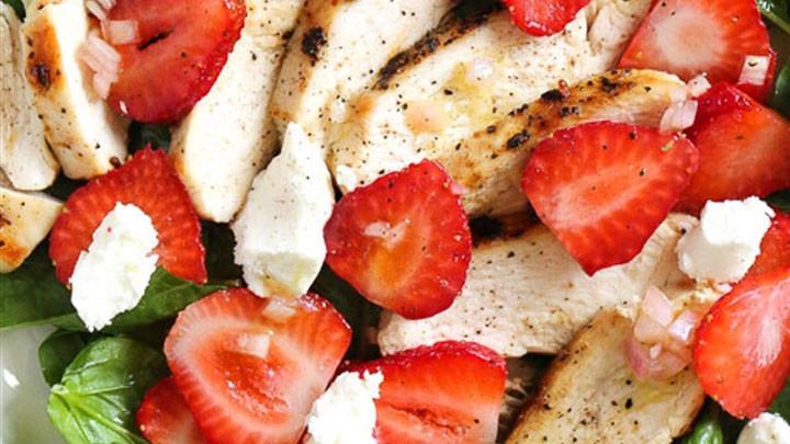 Çilekli ıspanaklı ızgara tavuk salatası tarifi