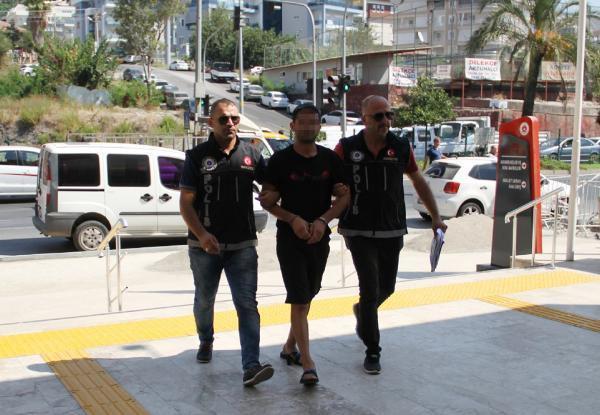 Alanya Haberleri - Uyuşturucu poşetini yutup, kaçmaya çalışırken yakalandı - Antalya Haberleri