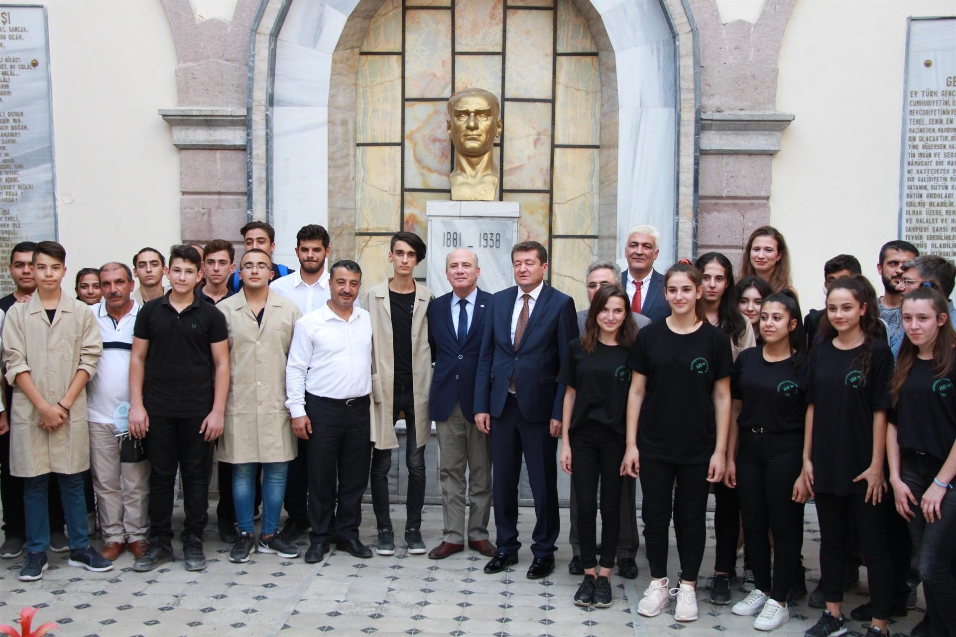 Mobilya öğrencilerine 300’er TL burs Son Dakika Eğitim Haberleri