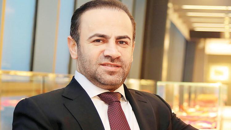 ofisindeki durbunle insaat vinclerinin yonunu gozetliyor vahap munyar kose yazilari ofisindeki durbunle insaat vinclerinin yonunu gozetliyor vahap munyar kose yazilari