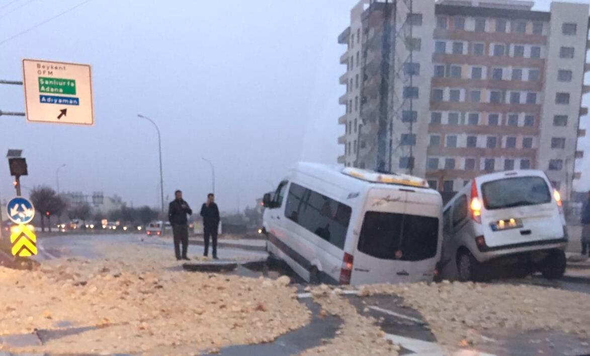 Son dakika&hellip; Gaziantep�te yol çöktü, araçlar çukura düştü Son Dakika