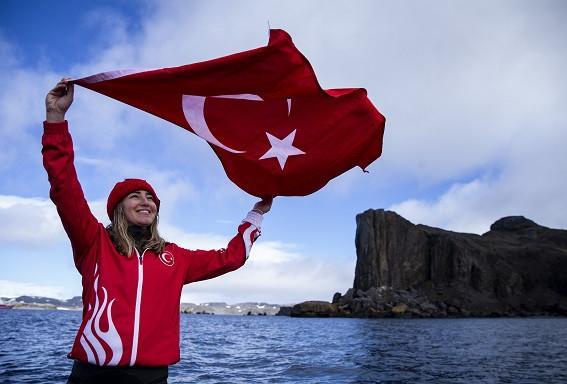Milli sporcu Şahika Ercümen�den Antarktika�da tarihi dalış