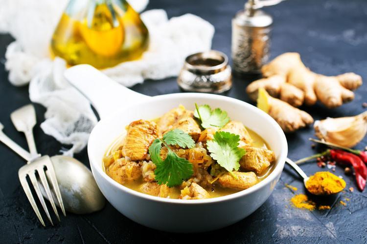 Köri soslu tavuk yemeği nasıl yapılır? Köri soslu tavuk yemeği tarifi