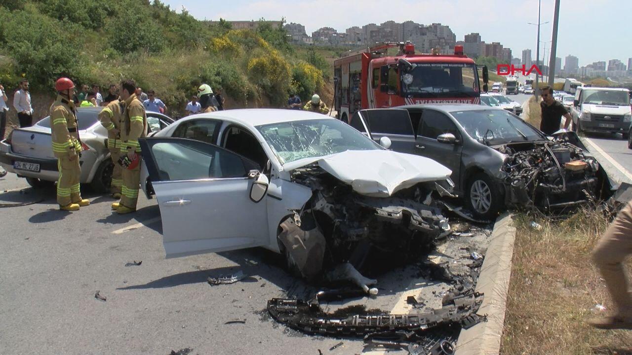 basaksehir de zincirleme trafik kazasi 1 i agir 3 yarali son dakika haberleri