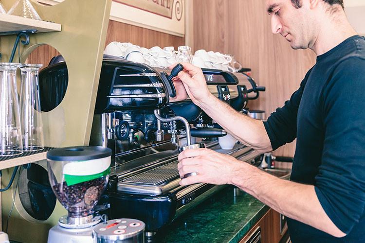 Kahve ne işe yarar? Kahve telvesi nasıl kullanılır? Kahve çiçeklere