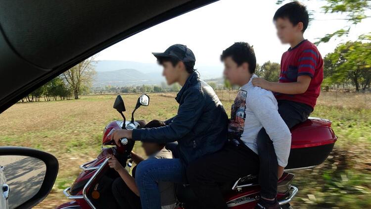 4 çocuğun motosikletle tehlikeli yolculuğu