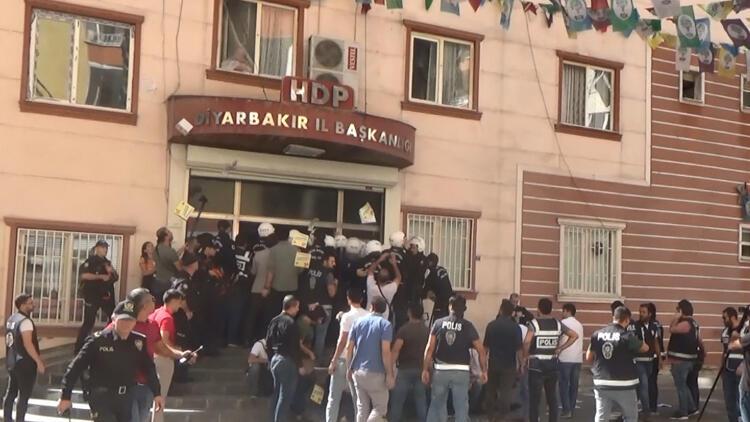 Vekillerin de olduğu HDP'lilerden polise sıcak su ve cam bardaklı