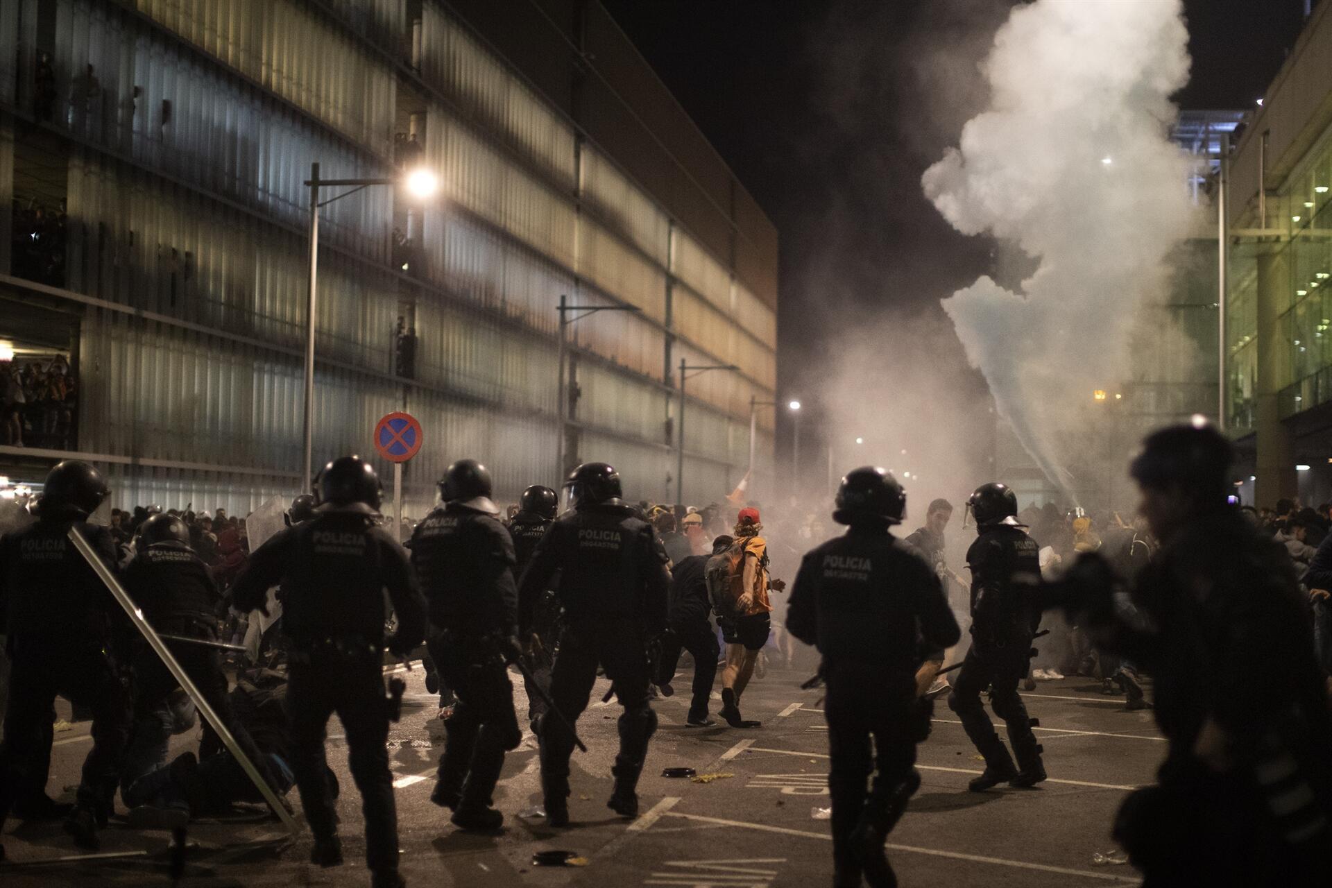 Katalan siyasetçilere verilen cezaları protesto eden göstericilere polis müdahalesi