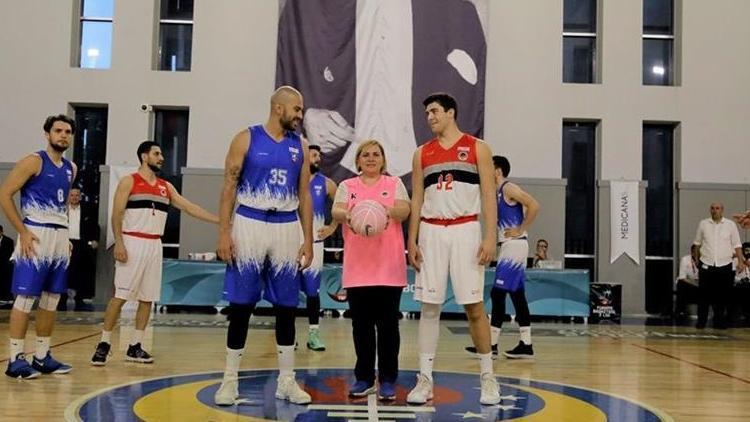 Hava Atisi Pembe Top Ile Yapildi Meme Kanserine Dikkat Cekildi Spor Haberleri Basketbol