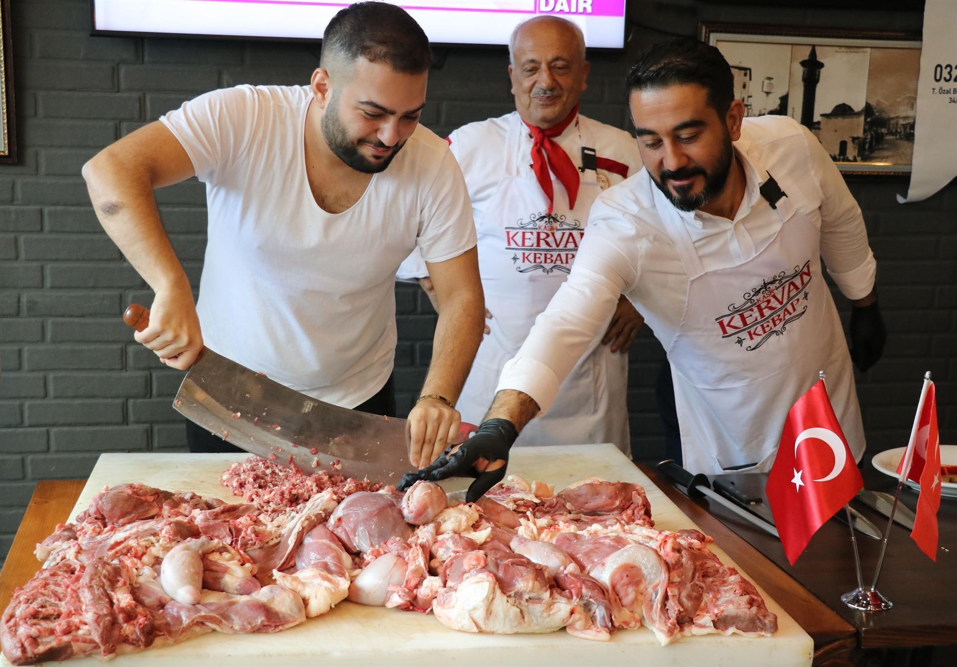 Adana'da Turistler Hem Kebap Yiyor Hem De Kebap Yapımını öğreniyor