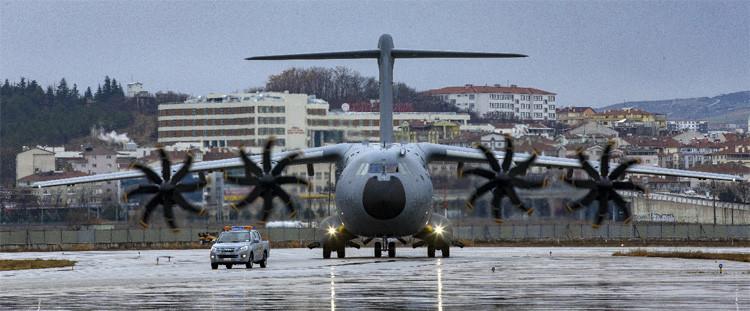 アンカラを飛び立つ軍用輸送機は救援機として改造され、中国からトルコ人を移送する