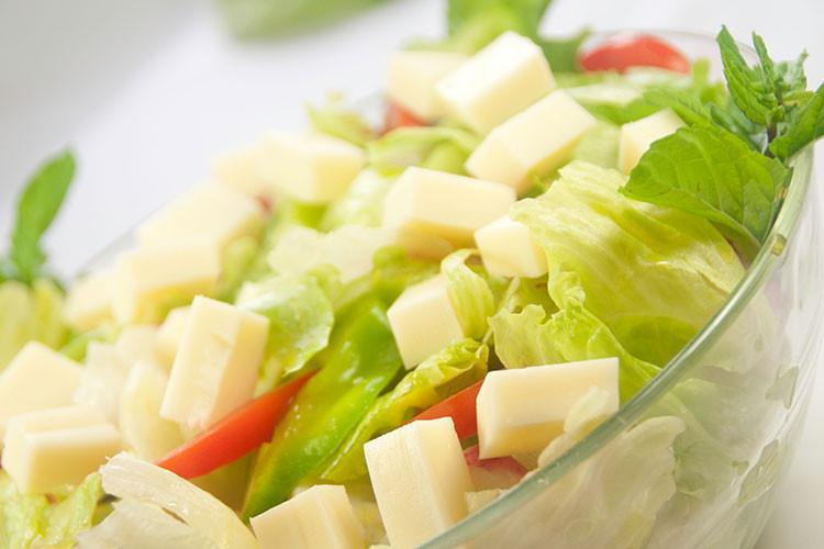 Peynir salatası nasıl yapılır? Evde peynir salatası yapımı için kolay