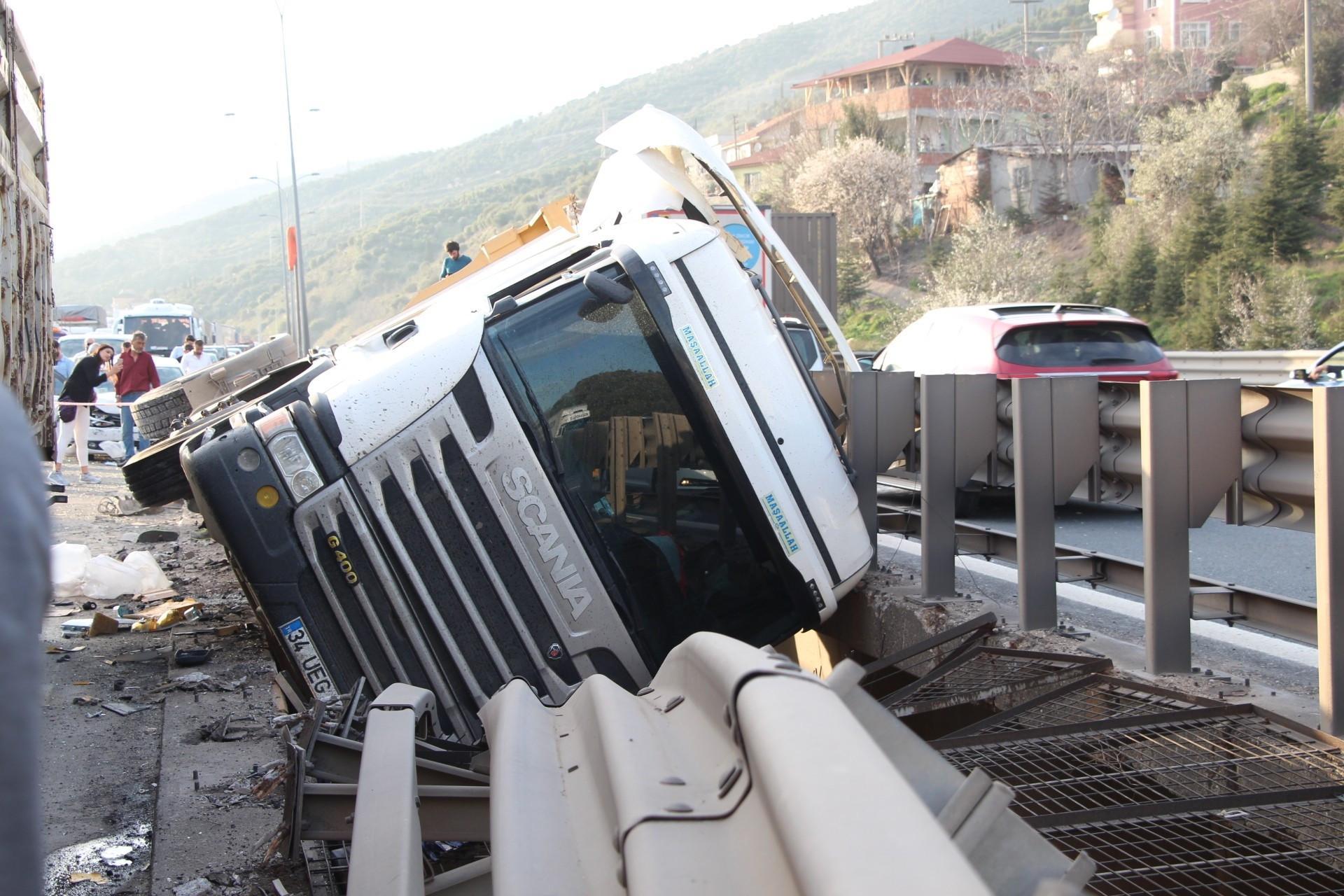 TEM'de korkunç kaza! Biri uçtu, diğeri asılı kaldı - Resim: 0