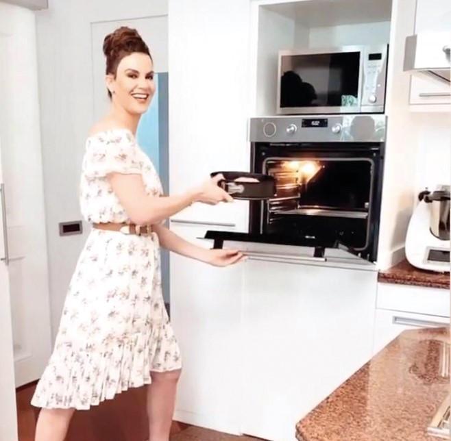 Eve kapandılar.. İşte ünlülerin ev günlüğü! Son Dakika Magazin Haberleri