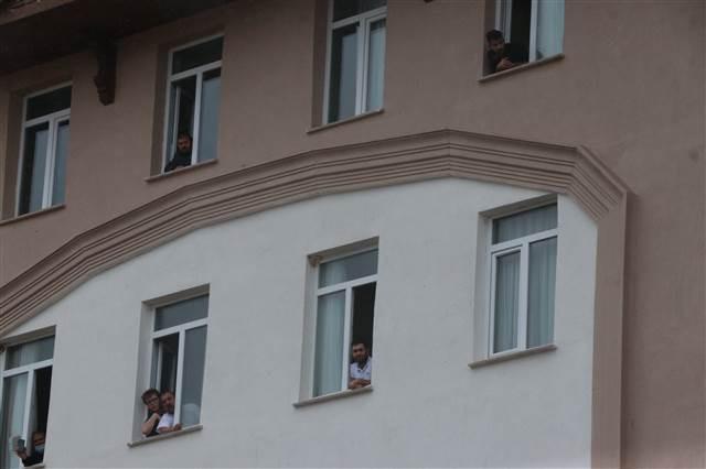 Türkiye'ye küfür eden öğrenciler gözaltına alındı - Resim: 1