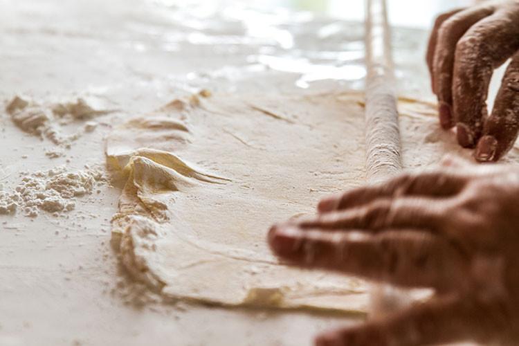 Ev baklavası hamuru nasıl yapılır? Ev baklavası hamuru yapımı için